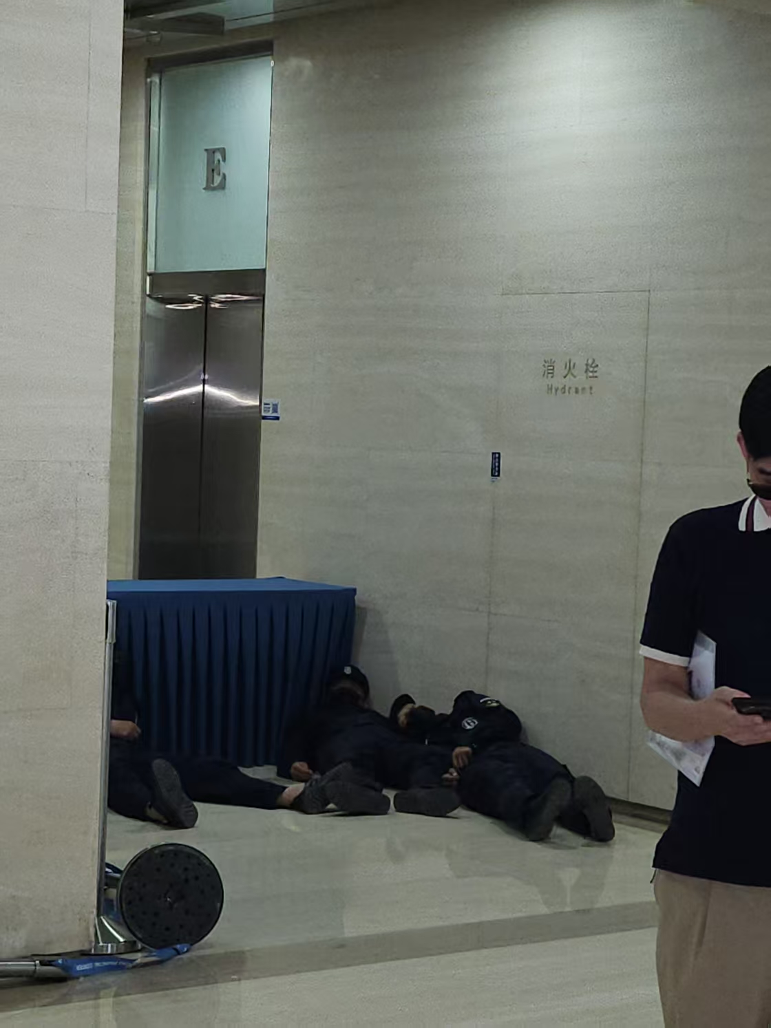 民生5临时股东会：小股东们被拦在了电梯口
