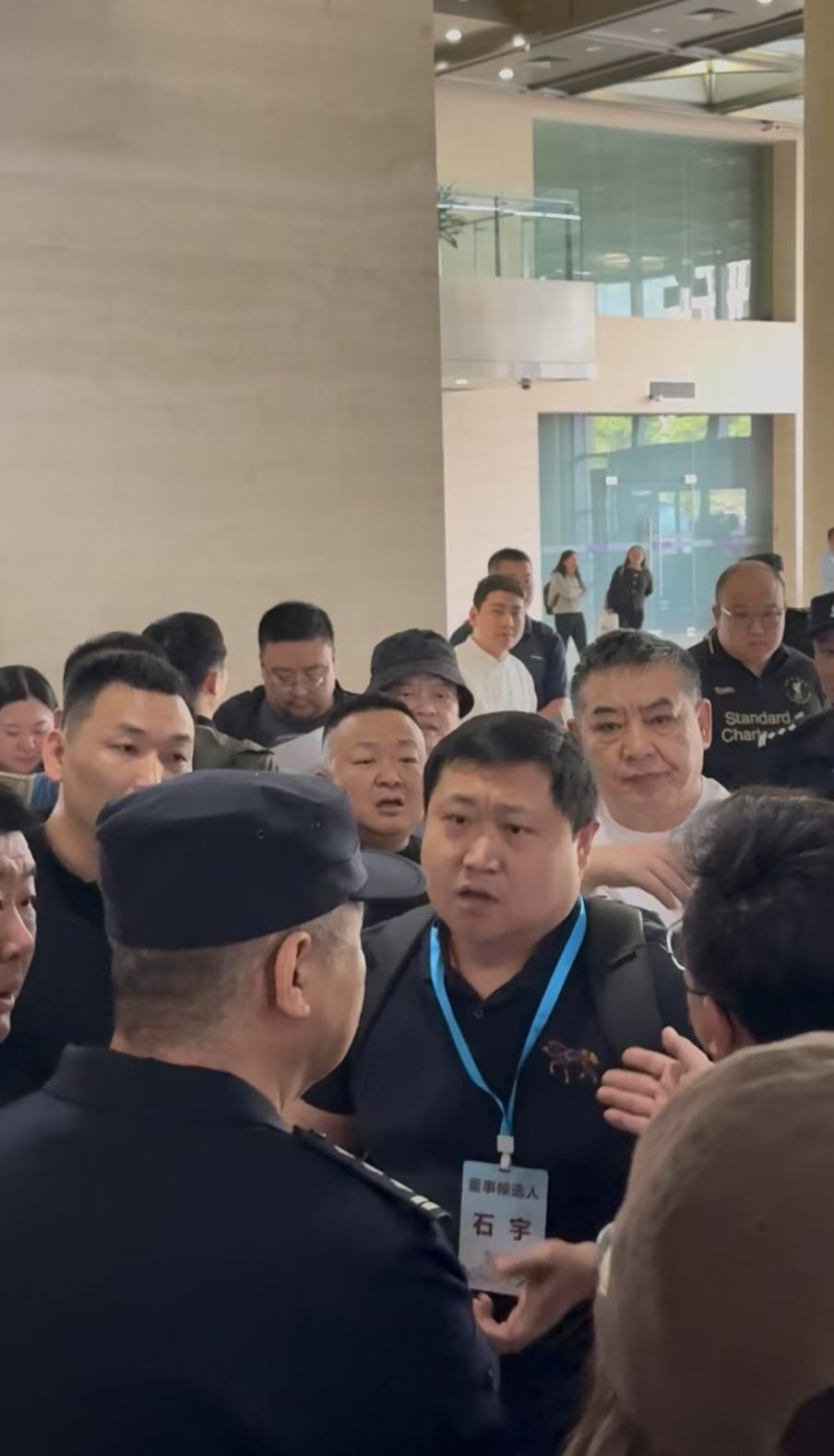 民生5临时股东会：小股东们被拦在了电梯口