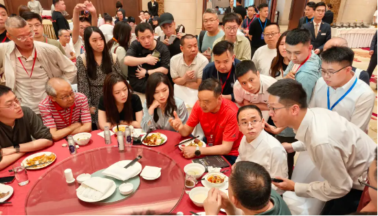 直击茅台大会前夜：飞天改果汁，林园透露“只加仓不减仓”！ | 酒业内参