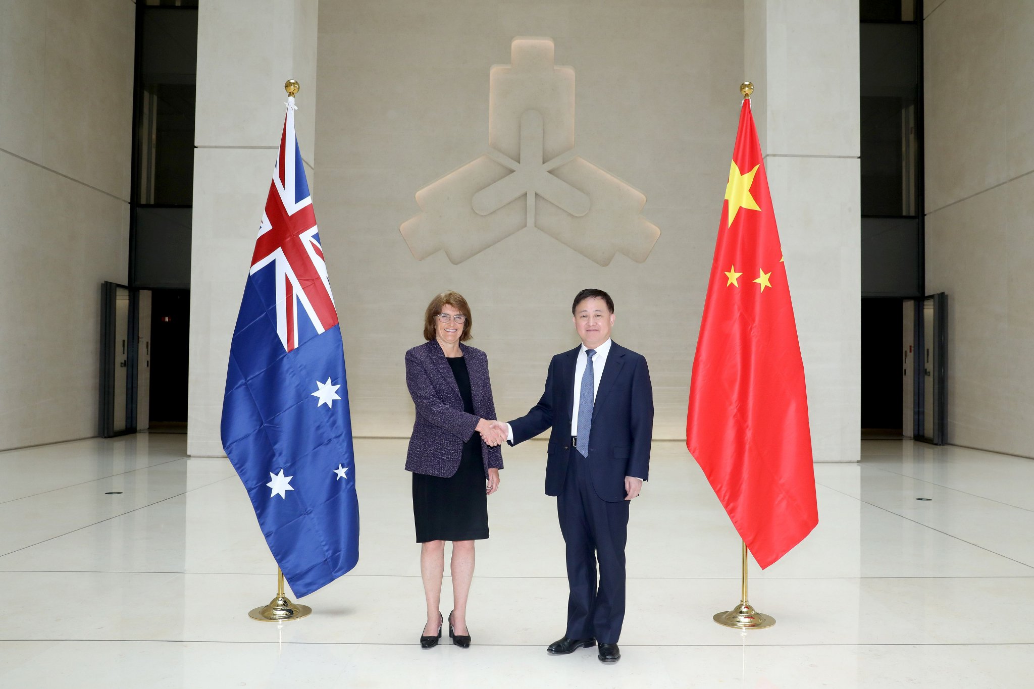 中国人民银行行长潘功胜会见澳大利亚储备银行行长米歇尔·布洛克