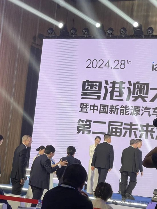 没有雷军参加的车展，余承东“杀疯了”，台下助理直摆手