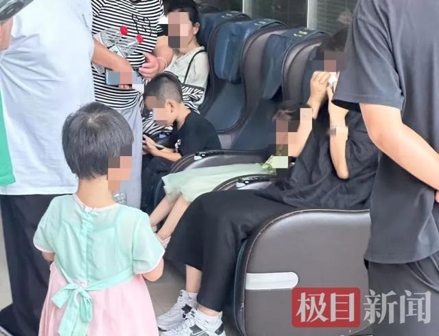 天水铅中毒事件74份血检报告中70人血铅超标，剩余4人未就读涉事幼儿园，有家长领到报告单后被担架抬走