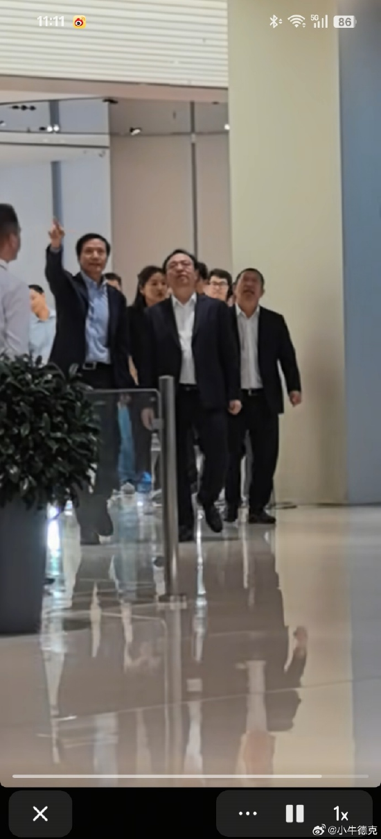 曝王传福参观小米汽车工厂，雷军接待