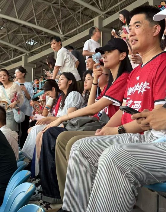 李想携妻子现身苏超，网友：想嫂生5娃气质不输女星