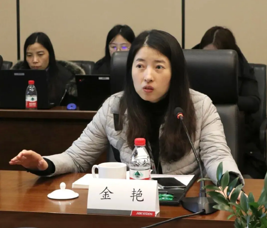 海康威视财务总监金艳硕士学历年薪230万，公司营收净利市值远高于大华股份，比薪酬仅比大华CFO徐巧芬高10%