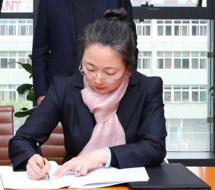 海康威视财务总监金艳硕士学历年薪230万，公司营收净利市值远高于大华股份，比薪酬仅比大华CFO徐巧芬高10%